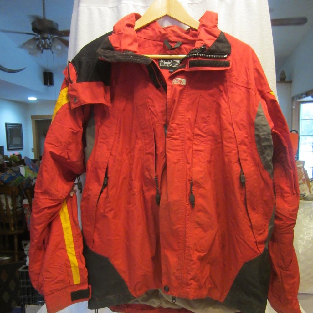RED LEDGE SKI-JACKET/WINDBREAKER, HEAVY JACKET LARGE  RED LEDGE SKI JACKET/ WIND